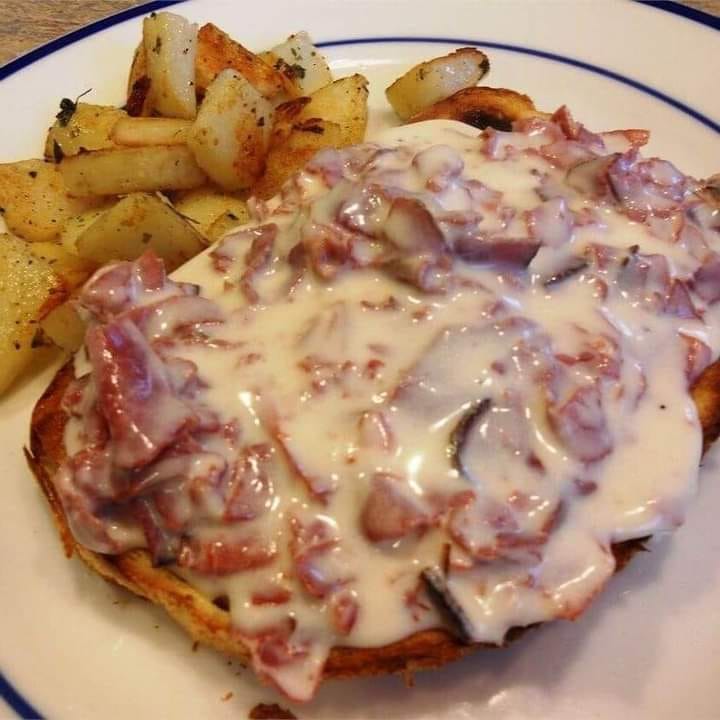 Creamed chipped beef on toast is a forgotten classic