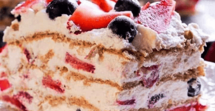 Strawberry cream icebox cake with graham crackers