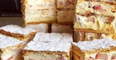 Millefeuille Stuffed With Strawberries⁣