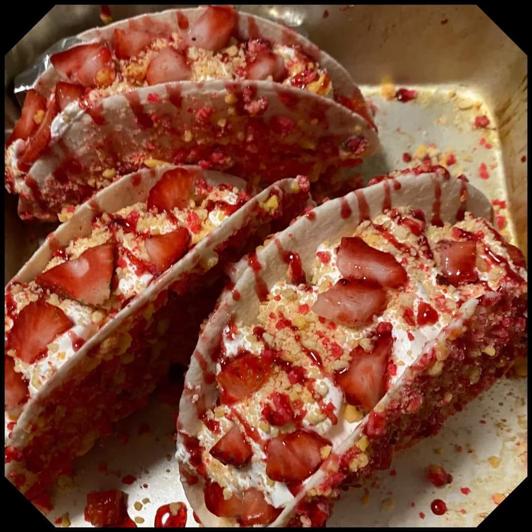 Mini strawberry cheesecake tacos😍😍