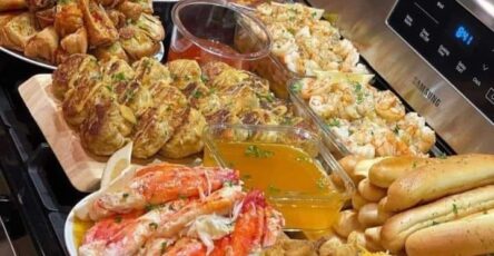 Baked crab legs in butter sauce