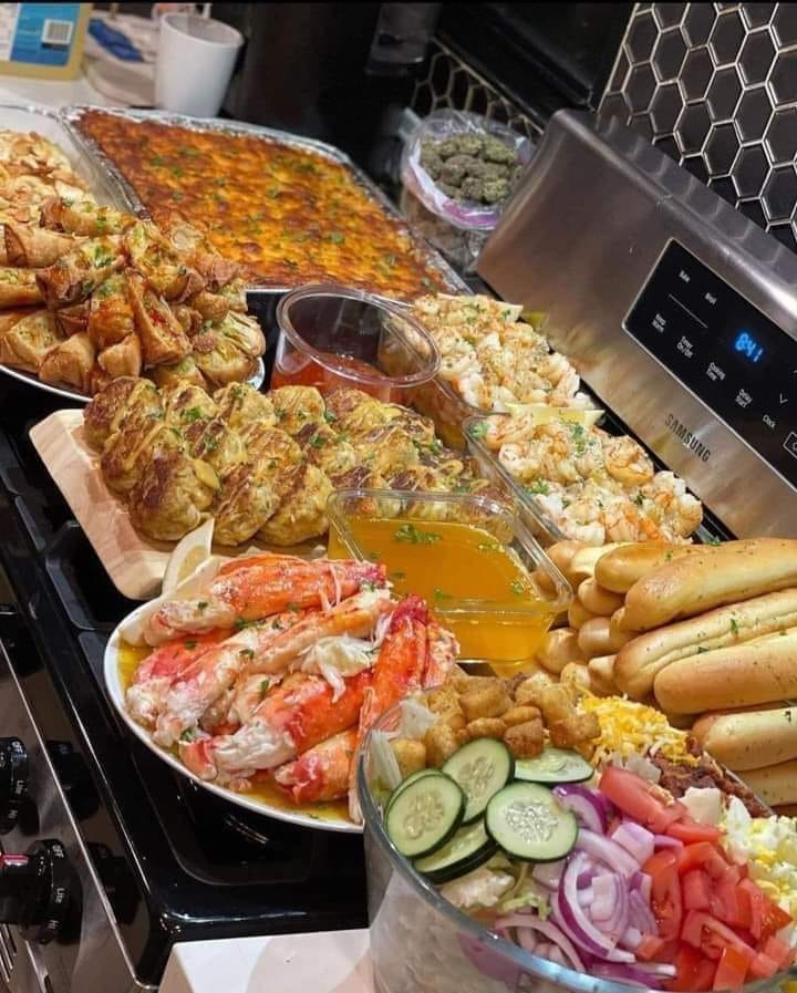 Baked crab legs in butter sauce