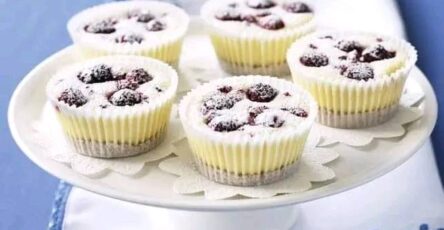 Berry mascarpone mini cheesecakes