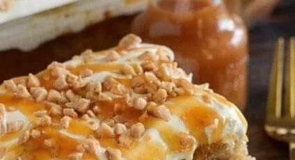 Caramel apple toffee cake