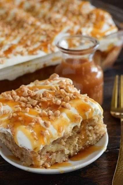 Caramel apple toffee cake