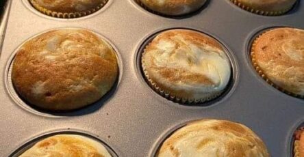 Pumpkin cream cheese swirl muffins