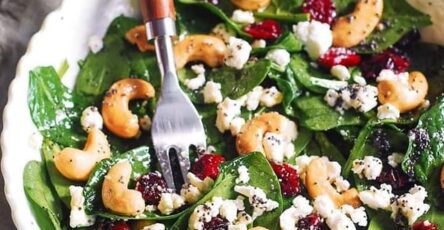 Spinach salad with cashews