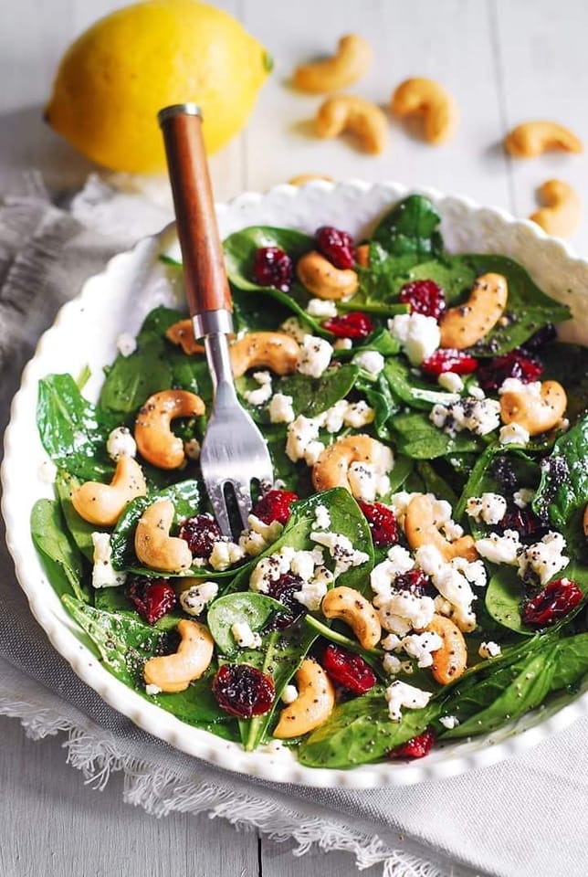 Spinach salad with cashews