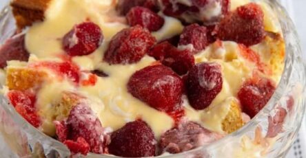 Strawberry cheesecake trifle!