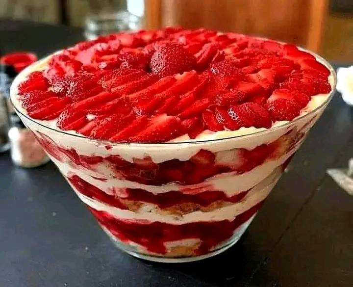 Strawberry cheesecake trifle