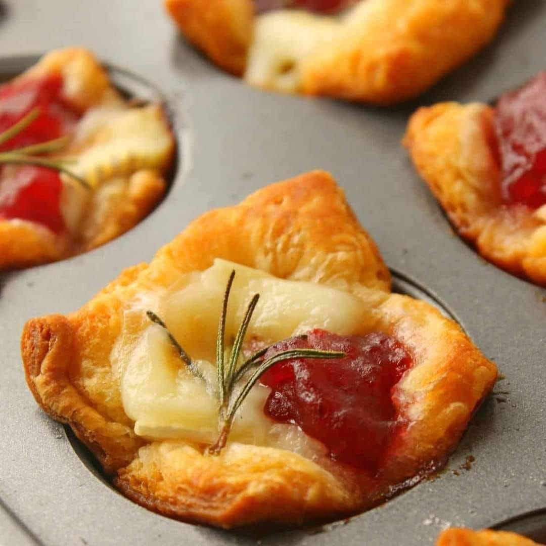 Cranberry brie bites
