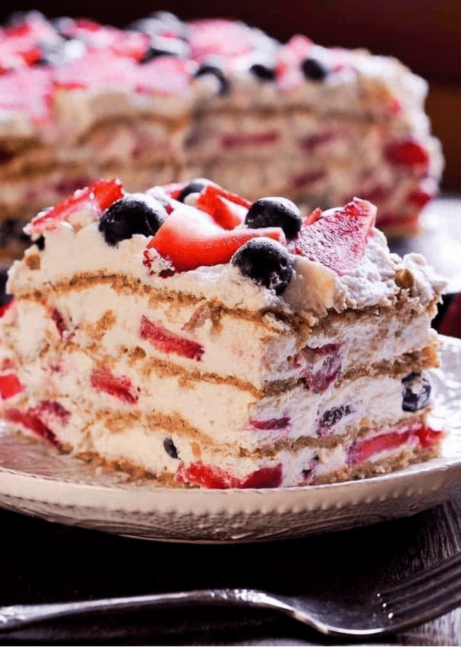 Strawberry cream icebox cake with graham crackers