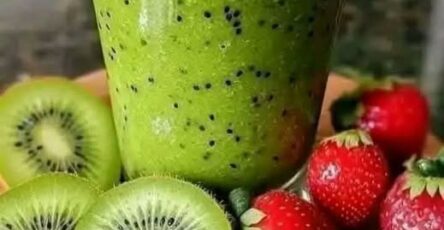 Green strawberry kiwi smoothie