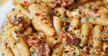 Sun Dried Tomato Pasta With Chicken And Creamy Mozzarella Sauce