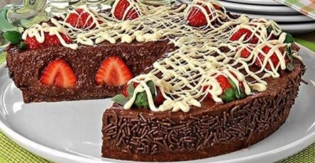 Simple Brigadeiro Pie With Strawberry