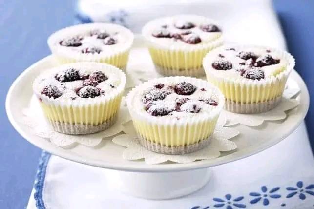 Berry mascarpone mini cheesecakes
