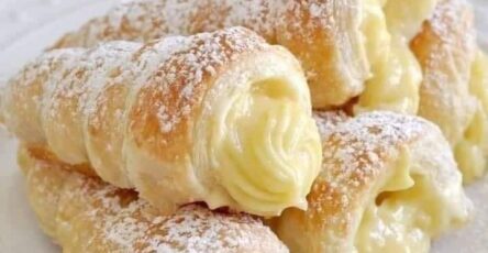 Italian cream stuffed cannoncini (puff pastry horns)