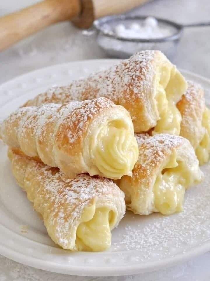 Italian cream stuffed cannoncini (puff pastry horns)