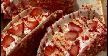 Mini strawberry cheesecake tacos😍😍