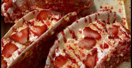Mini strawberry cheesecake tacos😍😍