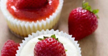 Mini strawberry cheesecake bites