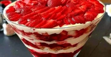 Strawberry cheesecake trifle